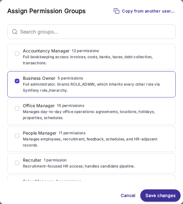 La boîte de dialogue d'attribution des groupes de permissions, qui liste Accountancy Manager, Business Owner, Office Manager, People Manager et Recruiter, chacun avec son nombre de permissions et une description.