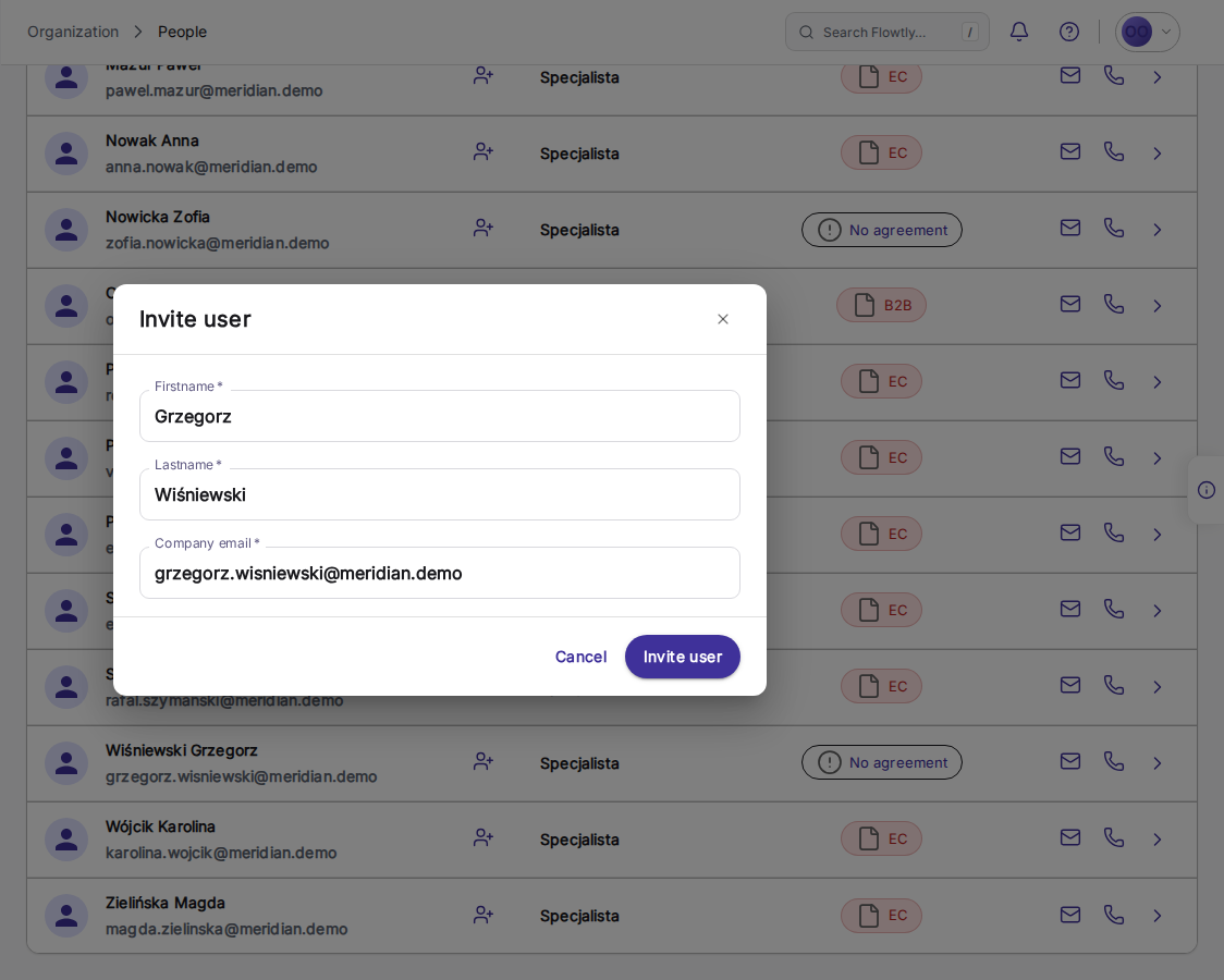 Liste des membres de l'équipe avec la fenêtre Inviter un utilisateur ouverte, montrant prénom, nom et e-mail professionnel